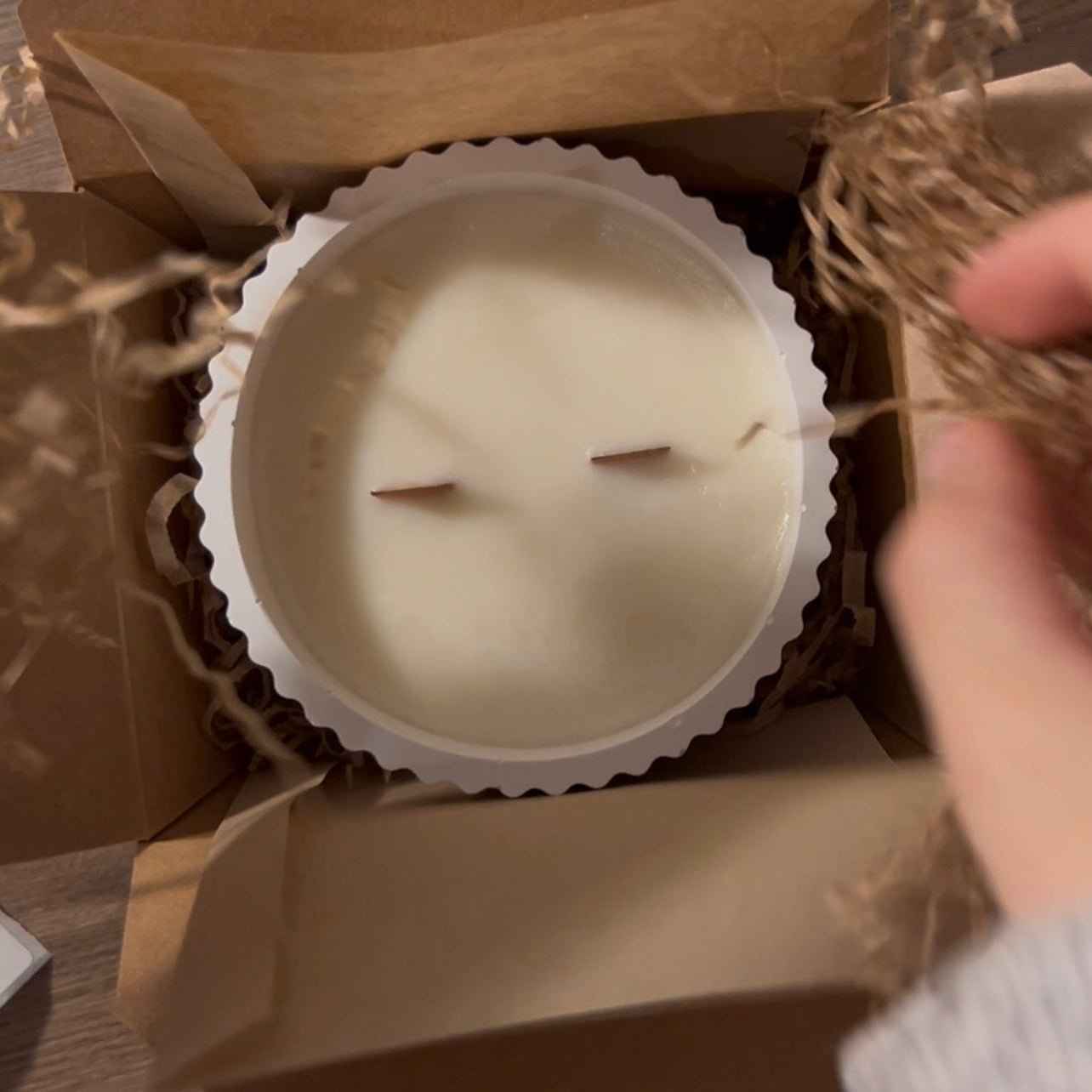 Vela aromática artesanal presentada en packaging de regalo sostenible