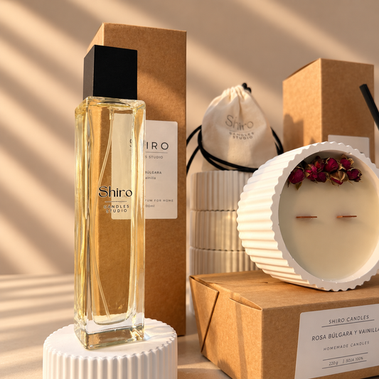 Perfume de hogar Rosa Búlgara & Vainilla de Shiro Candles Studio junto a vela aromática de soja con doble mecha de madera y pétalos de rosa, del pack Aroma Total.