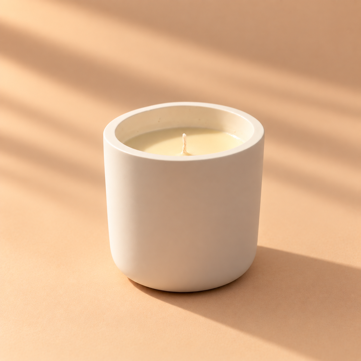 Vela aromática de soja Incienso y Palo Santo de Shiro Candles Studio en cuenco blanco, con aroma amaderado, cálido y relajante para el hogar.