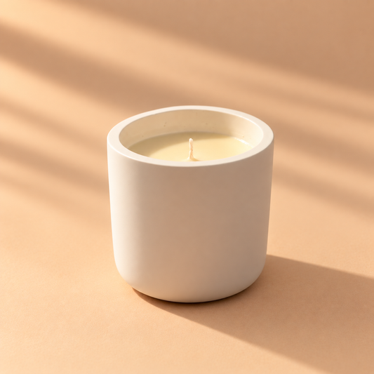 Vela aromática de soja Incienso y Palo Santo de Shiro Candles Studio en cuenco blanco, con aroma amaderado, cálido y relajante para el hogar.