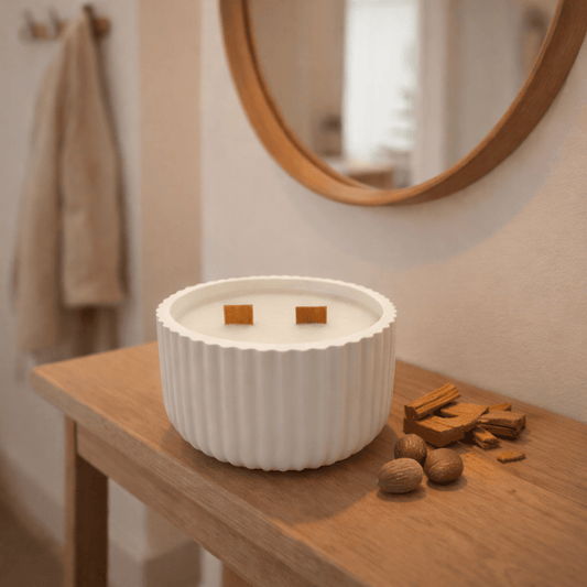Vela aromática Cedro y Nuez Moscada creando ambiente cálido y relajante en el hogar