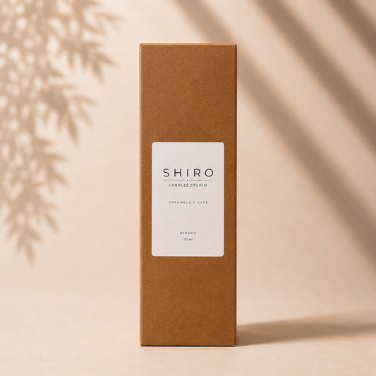 Caja del Mikado Caramelo y Café de Shiro Candles Studio. Difusor de aroma premium de 150 ml para perfumería del hogar de alta gama con notas de caramelo y café, larga duración y diseño minimalista.