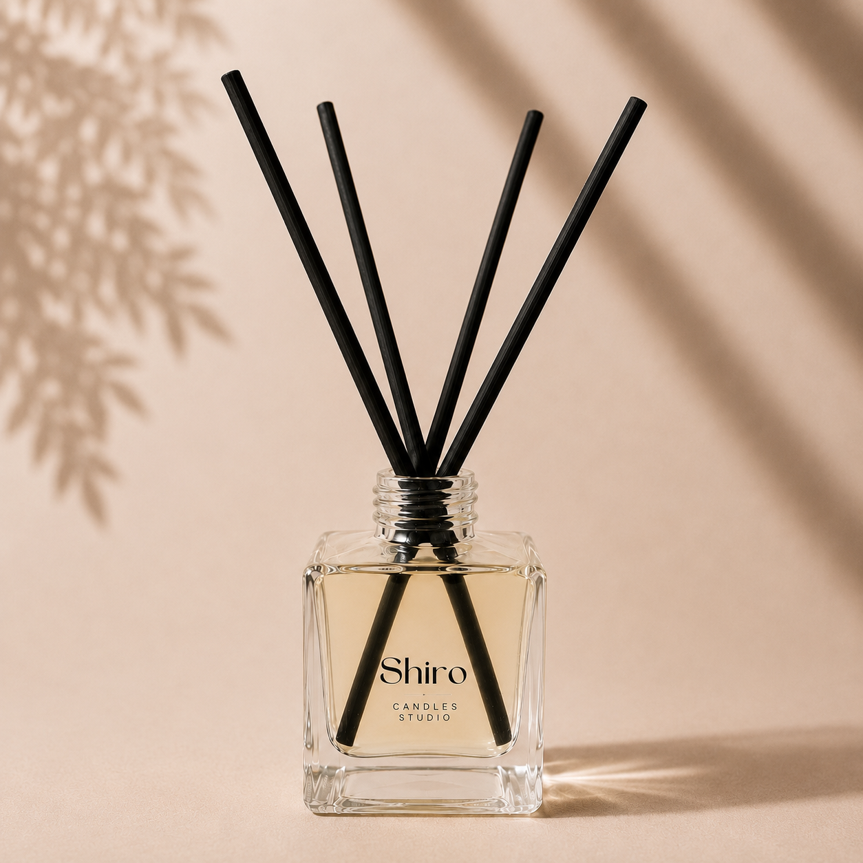 Mikado premium Shiro Candles Studio con varillas difusoras, ambientador para el hogar de larga duración con fragancias de alta gama y diseño elegante para perfumar cualquier estancia.