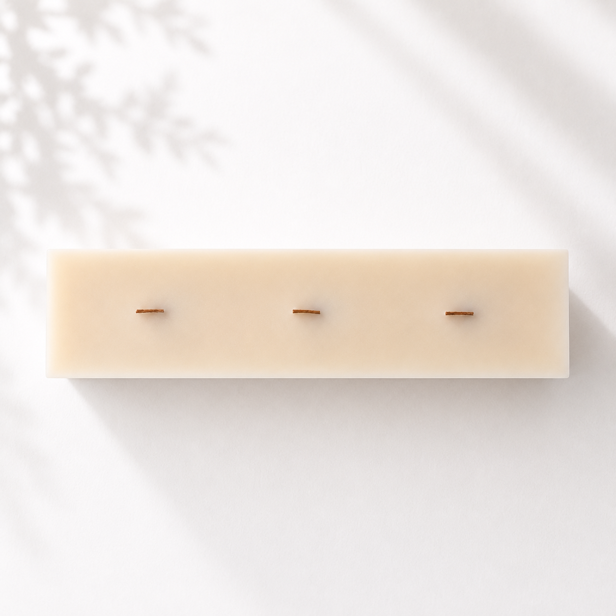 Vista superior horizontal de una vela decorativa de cera de soja con triple mecha de madera, perteneciente a la Colección Altea de Shiro Candles Studio, de diseño artesanal y minimalista