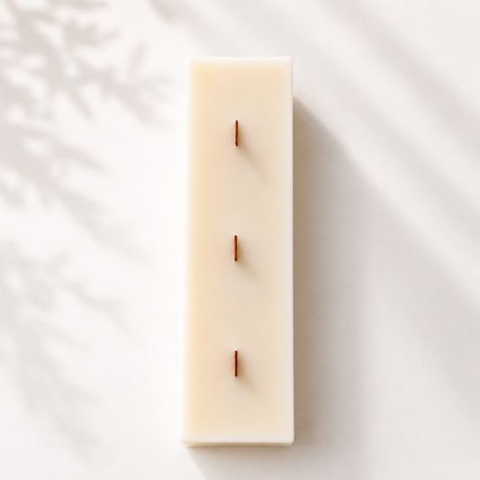 Vista superior de una vela decorativa de cera de soja con triple mecha de madera, perteneciente a la Colección Altea de Shiro Candles Studio, de diseño minimalista