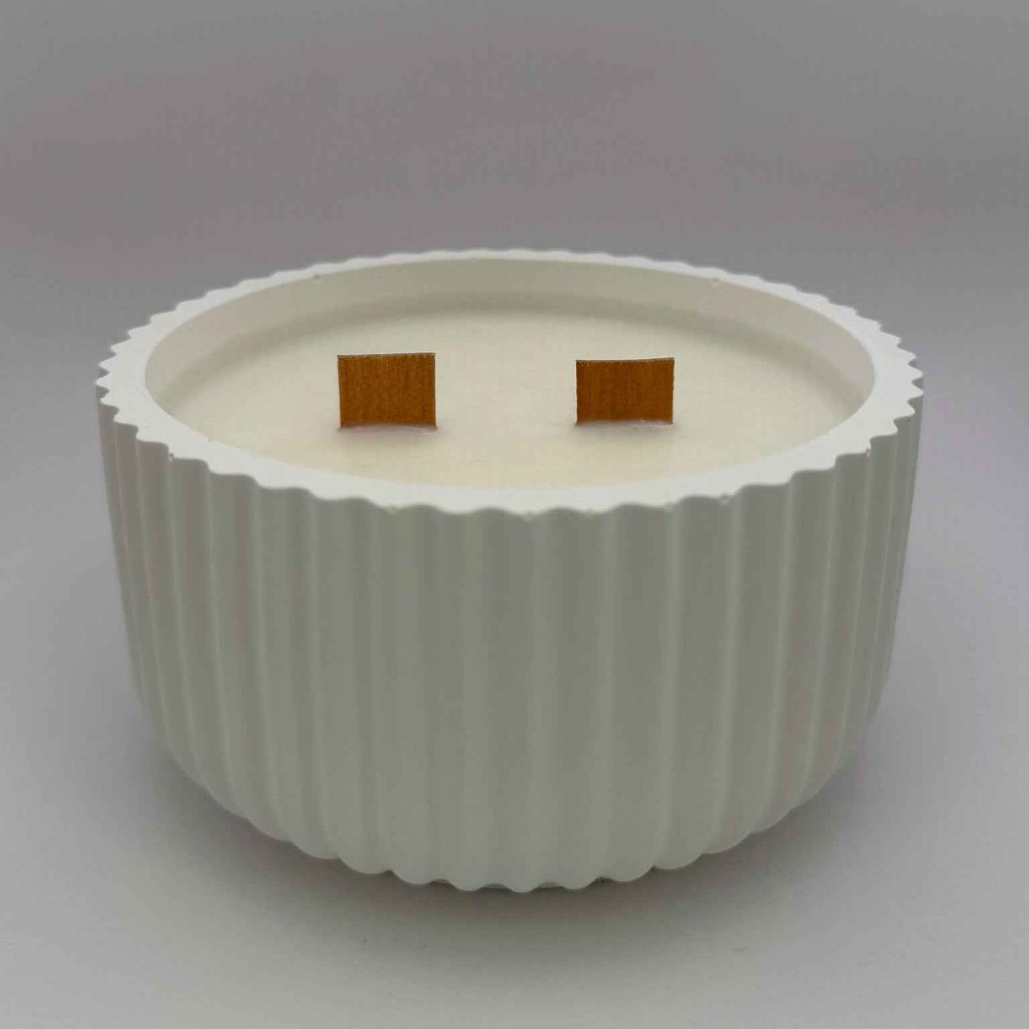 Vela aromática de soja en cuenco cerámico artesanal con pabilo de madera