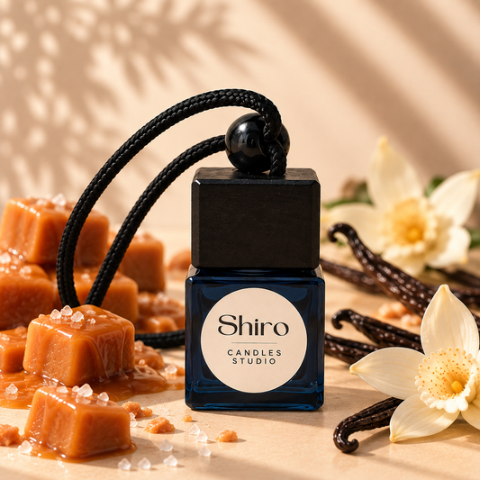Ambientador de coche Caramelo & Vainilla de Shiro Candles Studio, con aroma dulce, cálido y envolvente para perfumar el interior del coche.