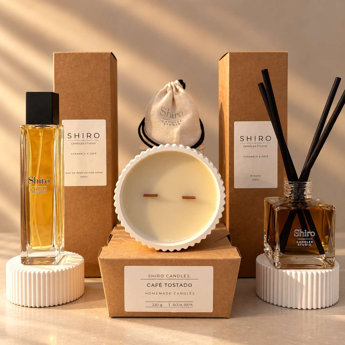 Pack Aroma Total Caramelo & Café de Shiro Candles Studio con vela aromática de soja, mikado, perfume de hogar y ambientador para armarios y cajones.