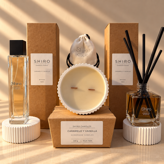 Pack Aroma Total Caramelo & Vainilla de Shiro Candles Studio con vela aromática de soja, mikado, perfume de hogar y ambientador para armarios y cajones. Una combinación dulce y envolvente para perfumar toda la casa.