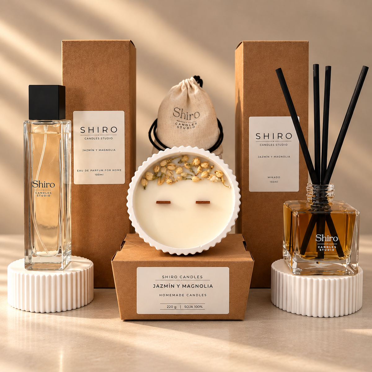 Pack Aroma Total Jazmín & Magnolia de Shiro Candles Studio con vela aromática, mikado, perfume de hogar y ambientador para armarios y cajones.
