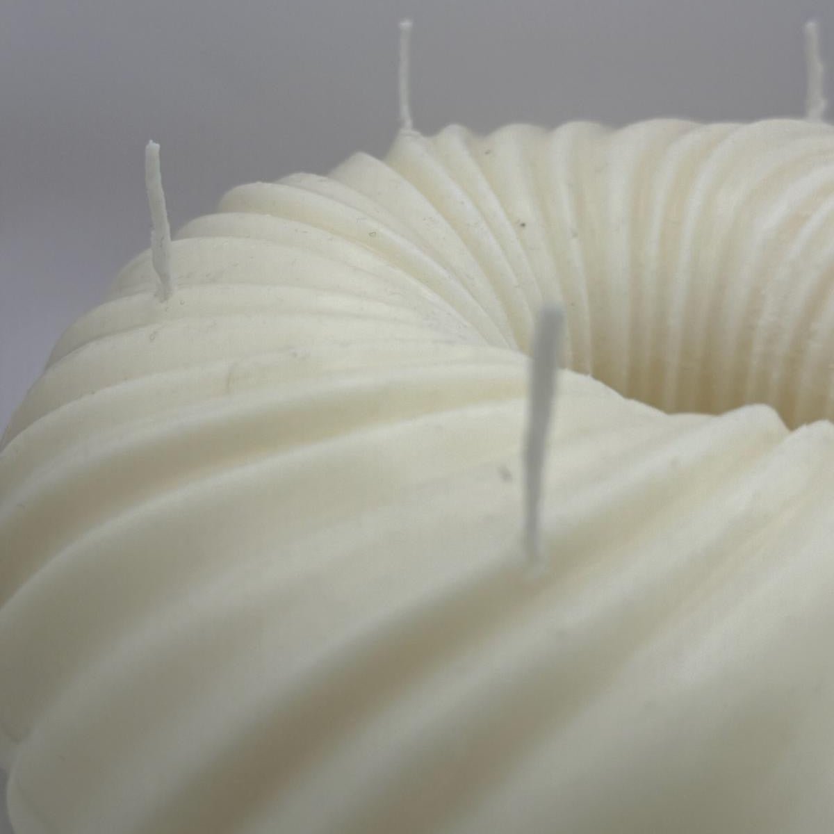 Detalle vela decorativa roscón 100% cera de soja