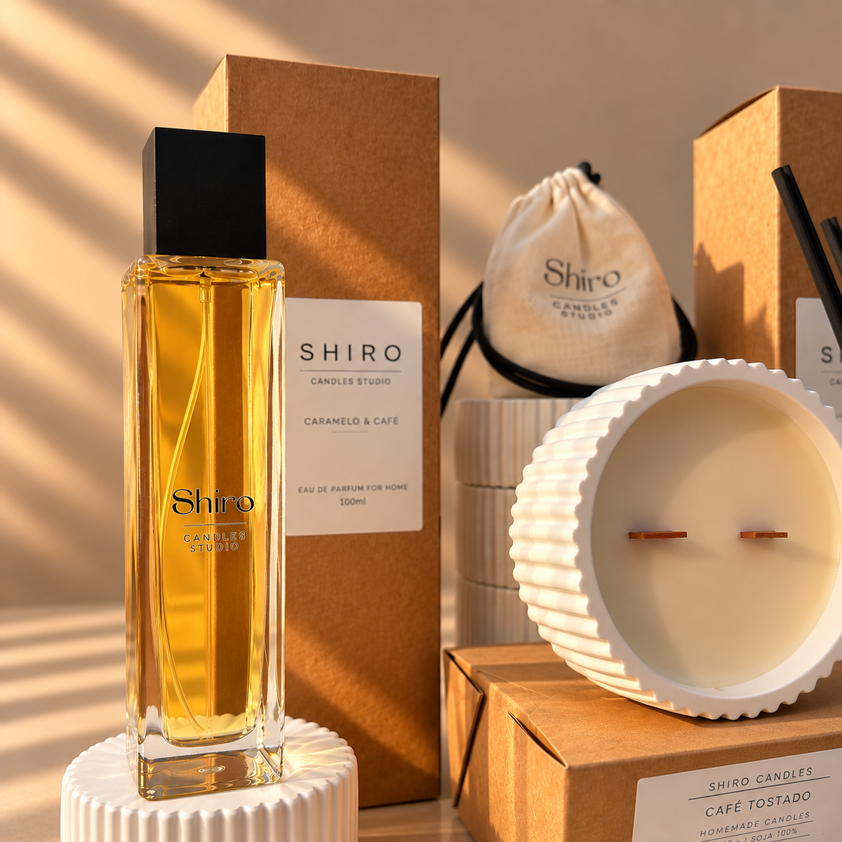 Perfume de hogar Caramelo & Café de Shiro Candles Studio junto a vela aromática del pack Aroma Total, con aroma gourmand, cálido y envolvente.