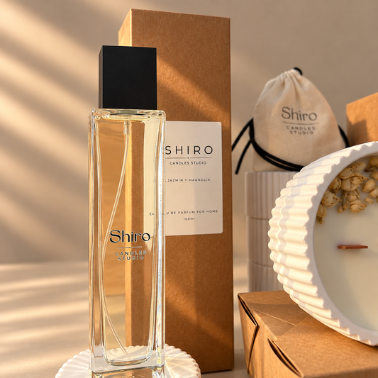 Perfume de hogar Jazmín & Magnolia de Shiro Candles Studio junto a vela aromática y packaging del pack Aroma Total, con aroma floral elegante y envolvente.
