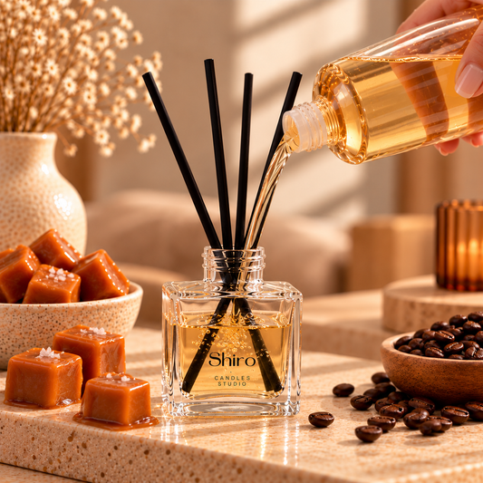 Recarga para mikado Caramelo & Café de Shiro Candles Studio vertiéndose en un difusor de varillas, con aroma dulce, tostado y envolvente para perfumar el hogar.