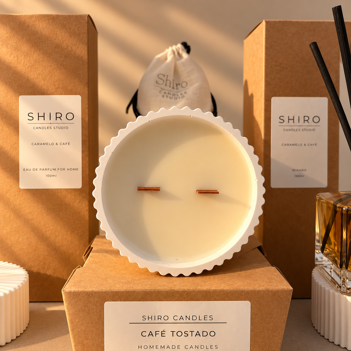 Vela aromática Caramelo & Café de Shiro Candles Studio con doble mecha de madera, presentada junto al mikado y perfume de hogar del pack Aroma Total.