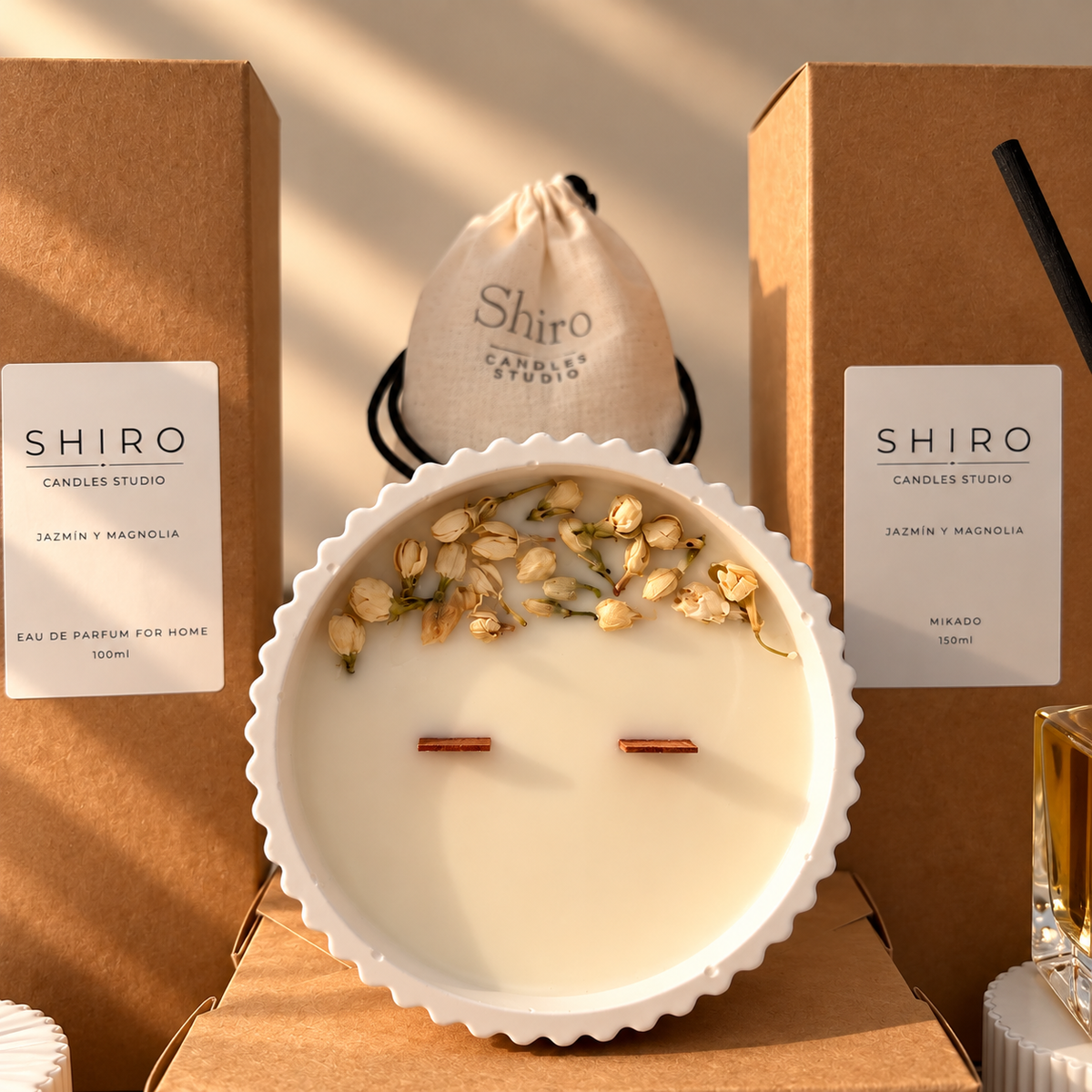 Vela aromática Jazmín & Magnolia de Shiro Candles Studio con doble mecha de madera, presentada junto al perfume de hogar y mikado del pack Aroma Total.