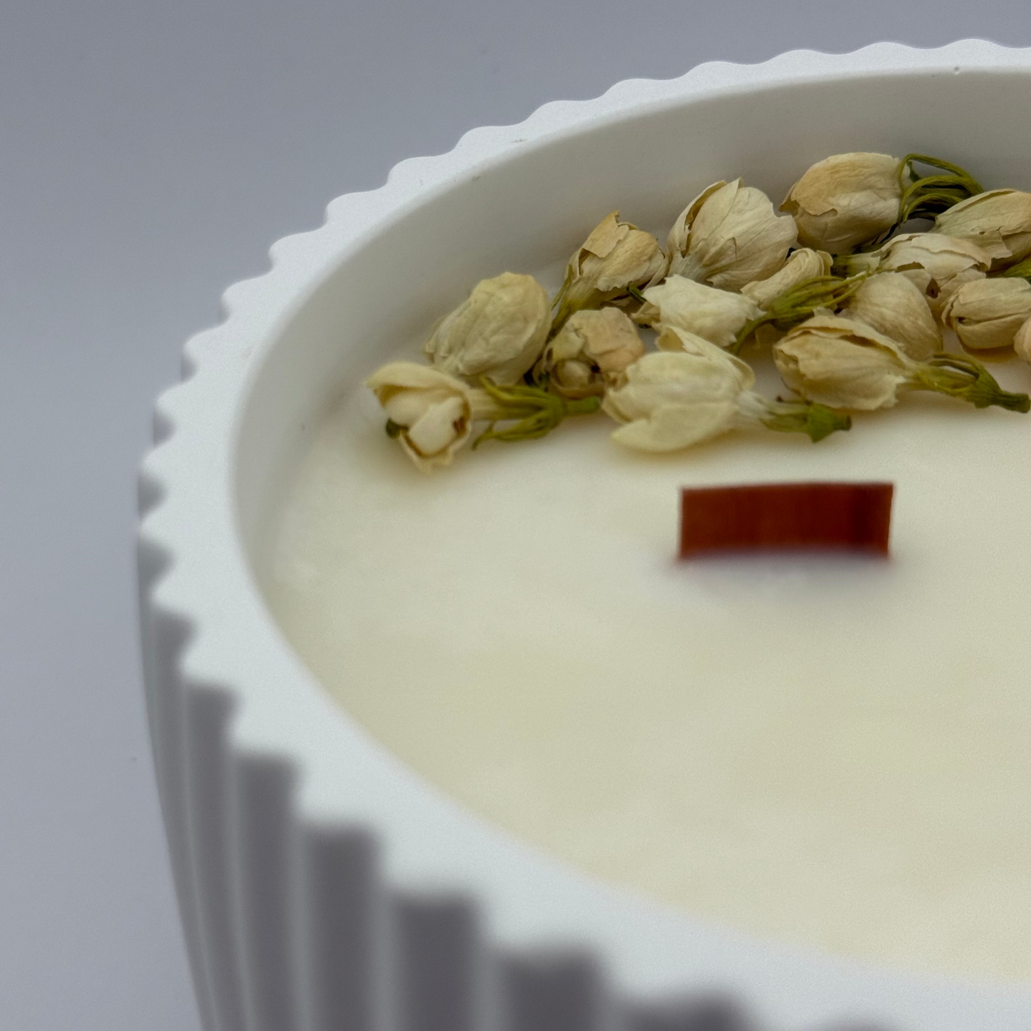 Vela aromática de soja 100% natural decorada con capullos de jazmín