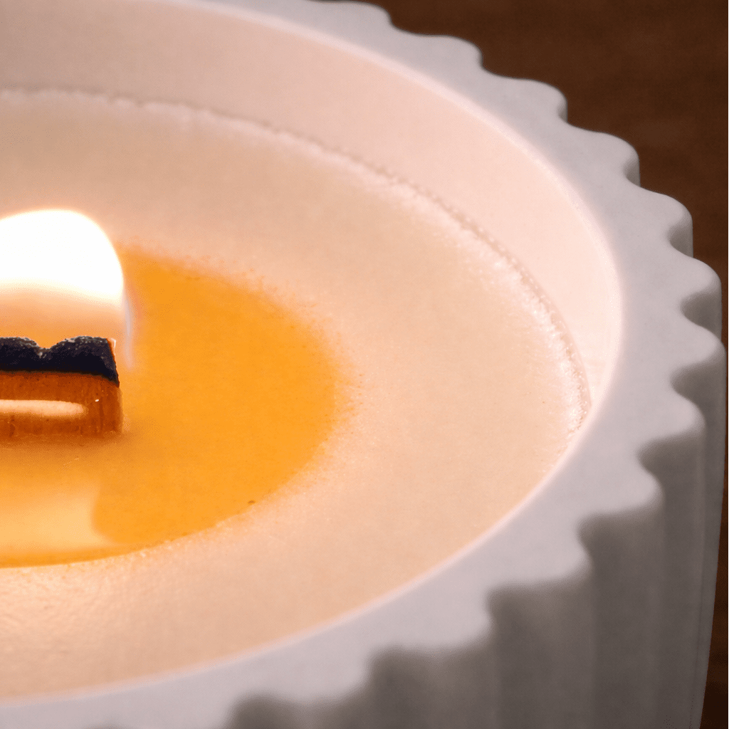 Vela aromática de soja encendida primer plano