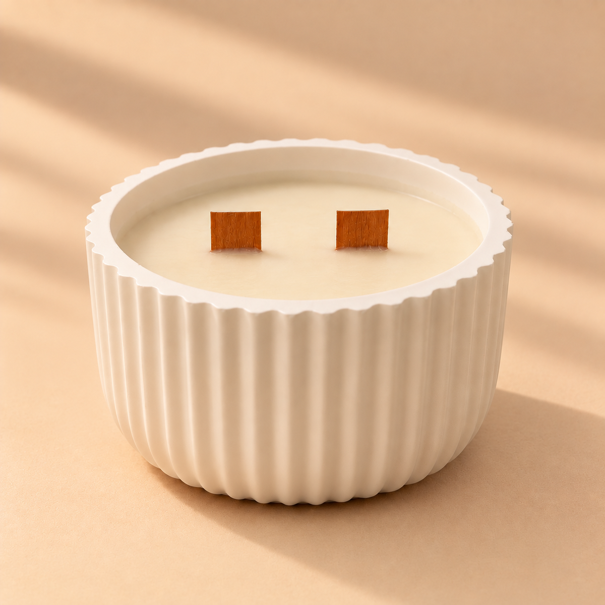 Vela aromática de soja Canela y Naranja de Shiro Candles Studio en recipiente blanco, con doble mecha de madera y acabado artesanal.