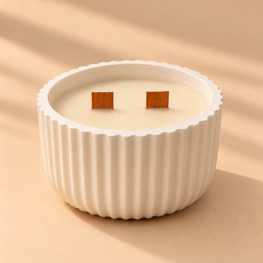 Vela aromática de soja Canela y Naranja de Shiro Candles Studio en recipiente blanco, con doble mecha de madera y acabado artesanal.