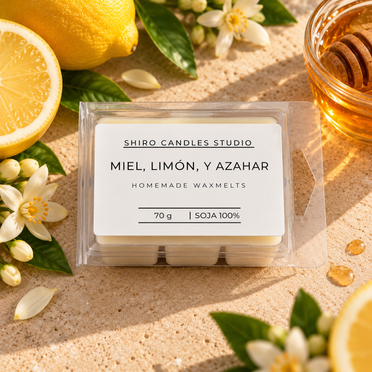 Wax melts de cera de soja con aroma a miel, limón y flor de azahar, presentados en formato de 70 g junto a miel, limón y flores blancas.