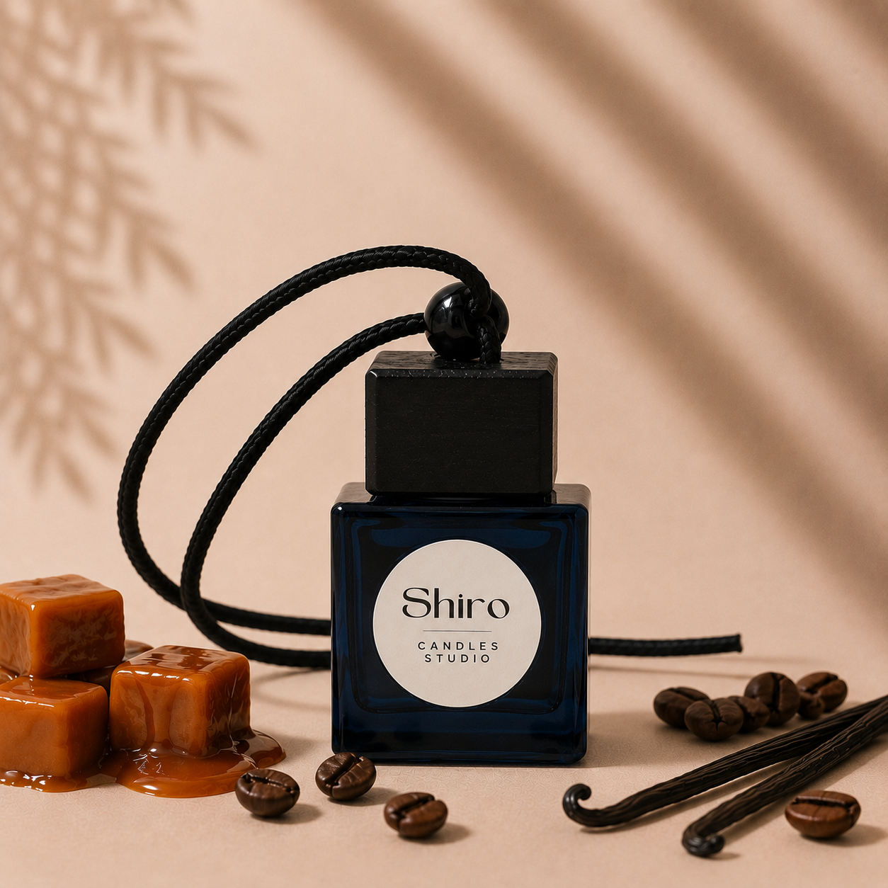 Ambientador de coche Caramelo y Café de Shiro Candles Studio. Ambientador premium para coche con aroma intenso a caramelo y café, larga duración, diseño elegante y fragancia de alta gama para el interior del vehículo.