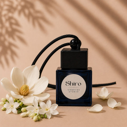 Ambientador de coche Jazmín y Magnolia de Shiro Candles Studio con delicadas flores blancas. Perfume para coche premium de larga duración con una elegante fragancia floral.