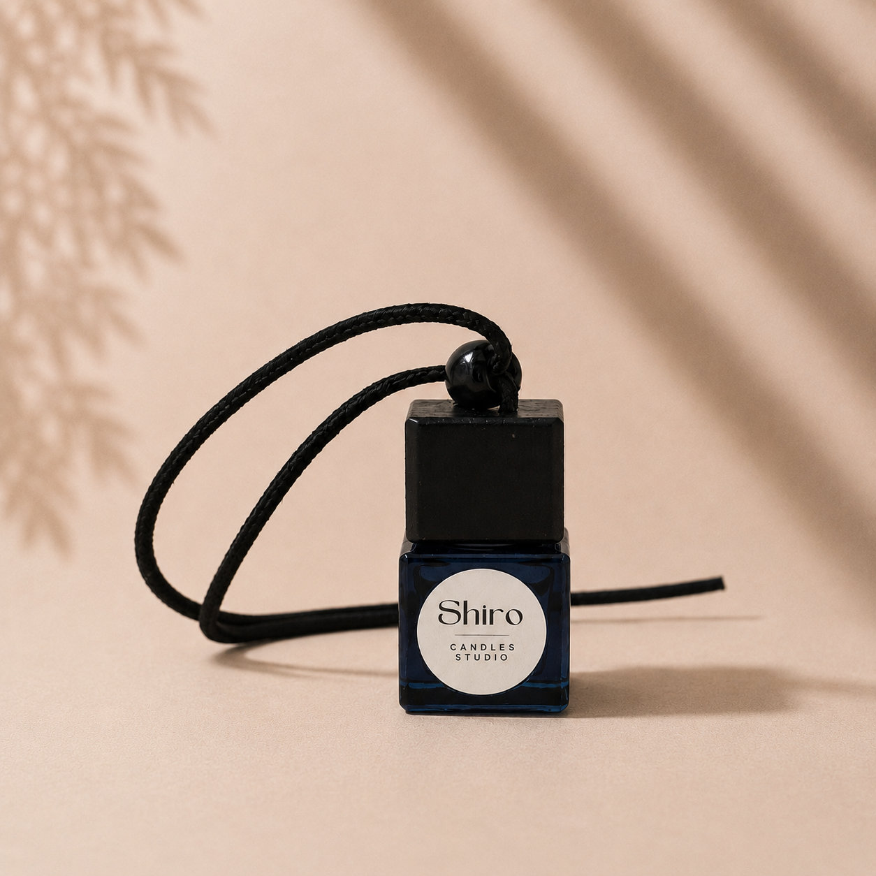 Ambientador de coche premium de Shiro Candles Studio con diseño elegante y minimalista. Difusor para automóvil con fragancias de alta gama y larga duración para mantener el vehículo perfumado.
