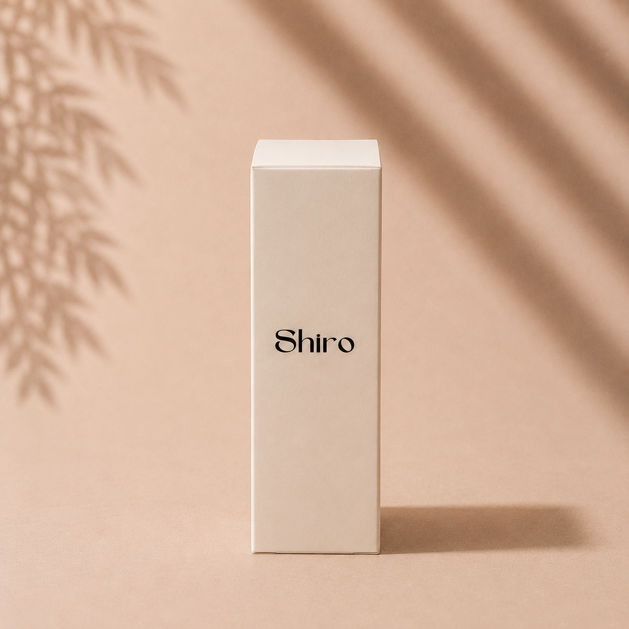 Caja de ambientador de coche premium de Shiro Candles Studio. Packaging elegante y minimalista para ambientadores de coche con fragancias de alta gama y larga duración.