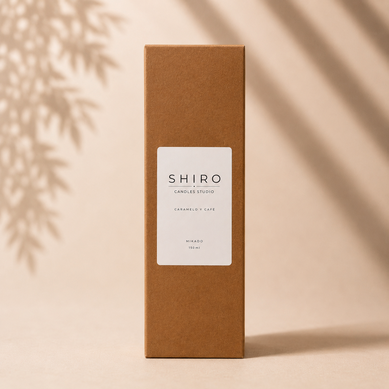 Caja del Mikado Caramelo y Café de Shiro Candles Studio. Difusor de aroma premium de 150 ml para perfumería del hogar de alta gama con notas de caramelo y café, larga duración y diseño minimalista.