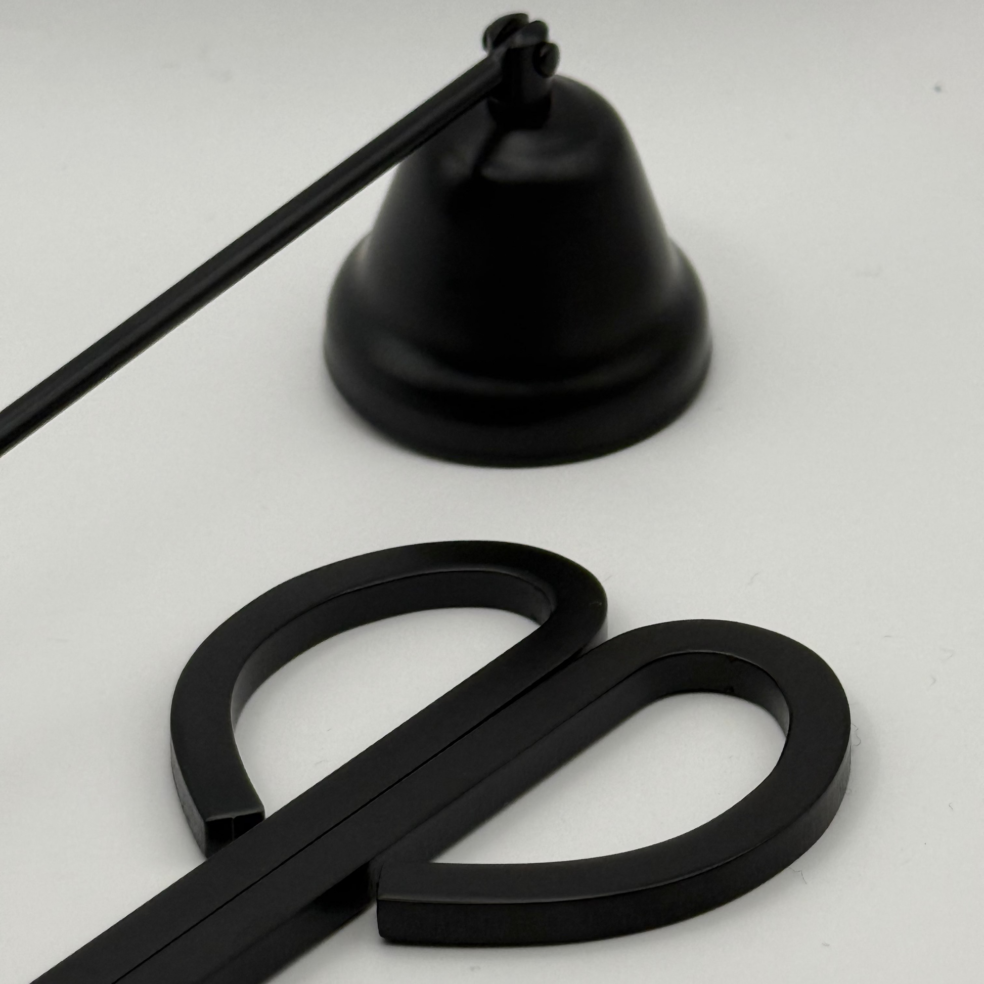 juego de cuidado para velas de metal negro muy elegante