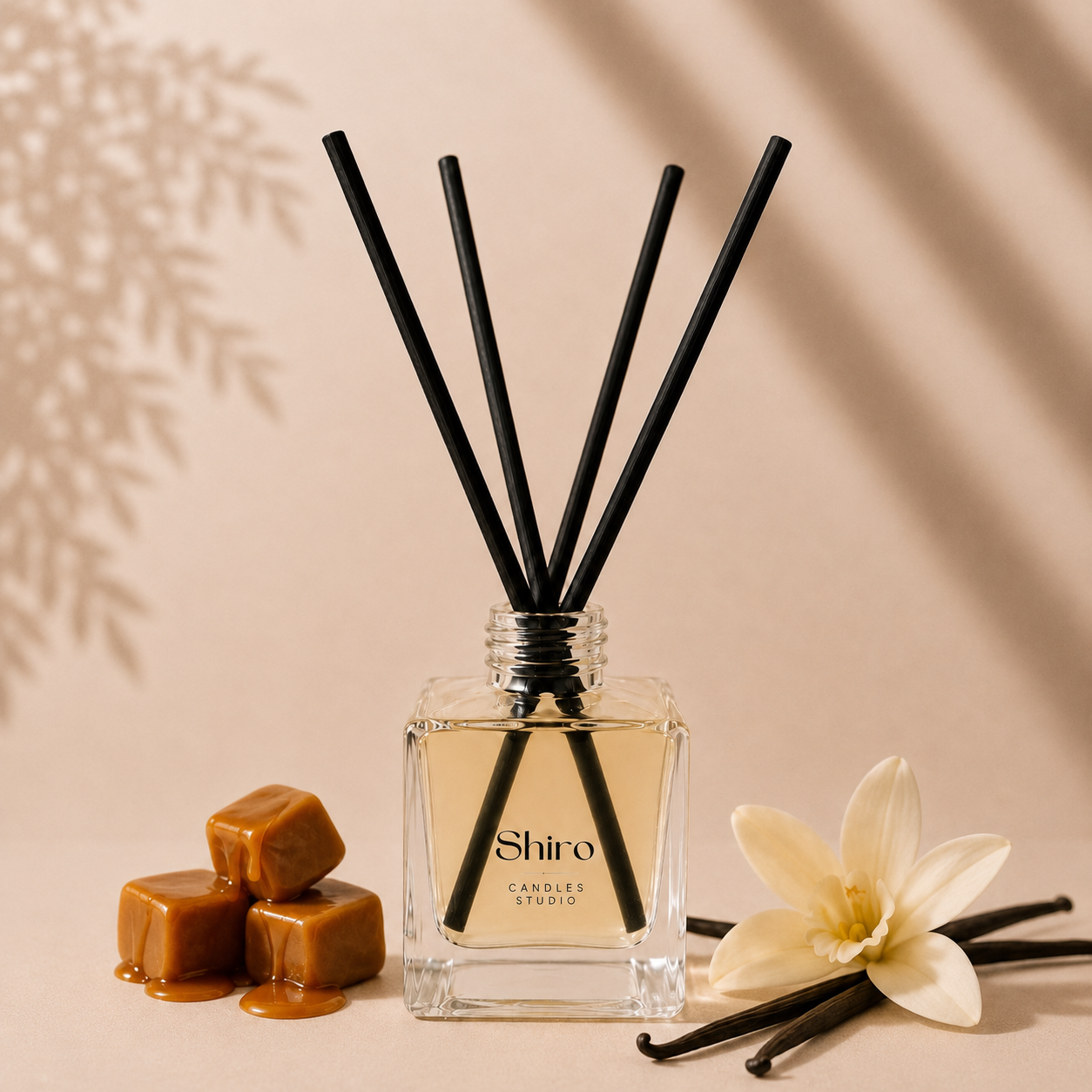 Mikado Caramelo y Vainilla de Shiro Candles Studio, ambientador mikado premium con varillas difusoras y fragancia dulce de larga duración para perfumar el hogar.