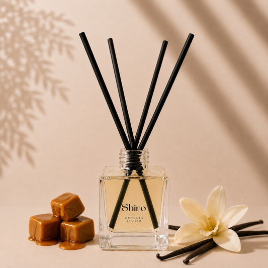 Mikado Caramelo y Vainilla de Shiro Candles Studio, ambientador mikado premium con varillas difusoras y fragancia dulce de larga duración para perfumar el hogar.