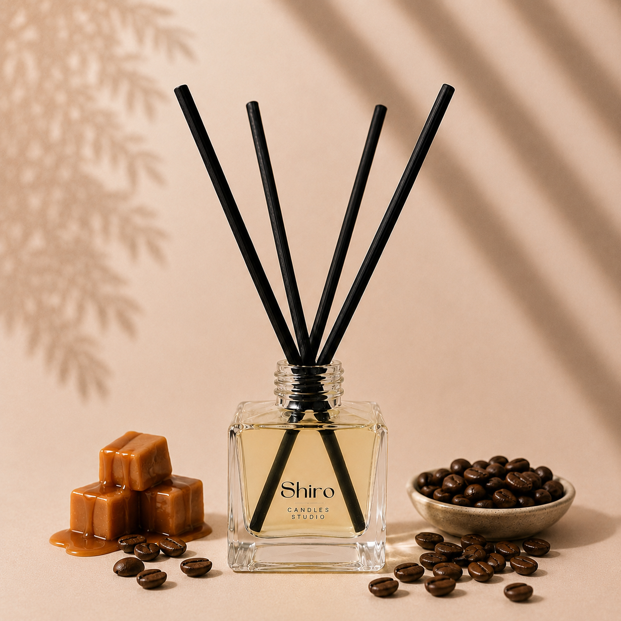 Mikado Caramelo y Café de Shiro Candles Studio con frasco de cristal y varillas difusoras. Difusor de aroma premium de 150 ml para perfumería del hogar de alta gama con notas de caramelo y café, de larga duración