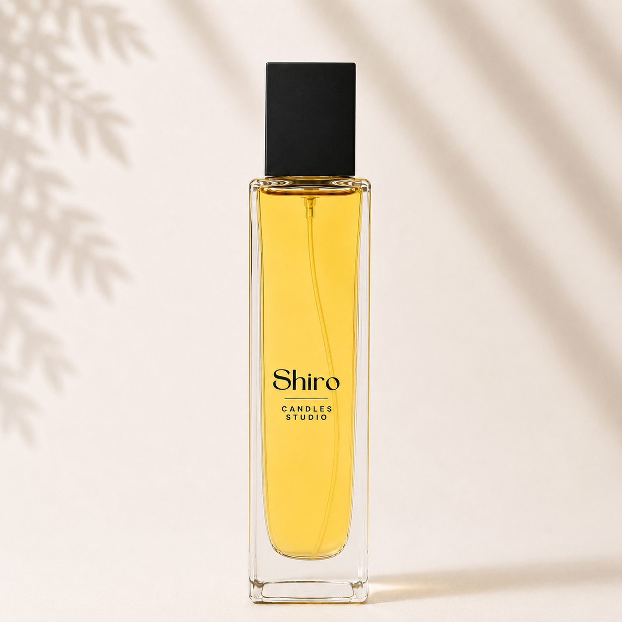 Perfume para el hogar en formato spray de Shiro Candles Studio, ambientador premium de larga duración para perfumar estancias con fragancias exclusivas y diseño elegante