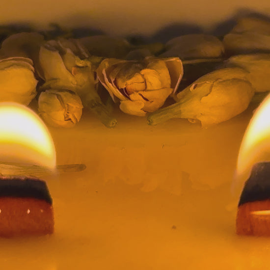 video de vela de cera de soja con llama cálida, pabilo de madera, fragancia a jazmín y gardenia con flores naturales secas 