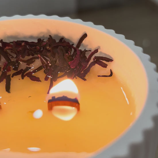 video de vela encendida de soja aromática de hibisco, loto y sándalo con mecha de madera crepitante