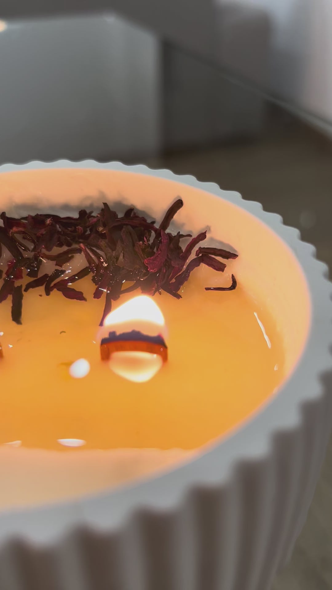 video de vela encendida de soja aromática de hibisco, loto y sándalo con mecha de madera crepitante