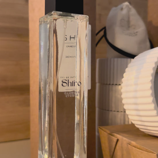 Vídeo del perfume de hogar Jazmín & Magnolia de Shiro Candles Studio, incluido en el pack Aroma Total para perfumar el hogar con un aroma floral elegante y envolvente.