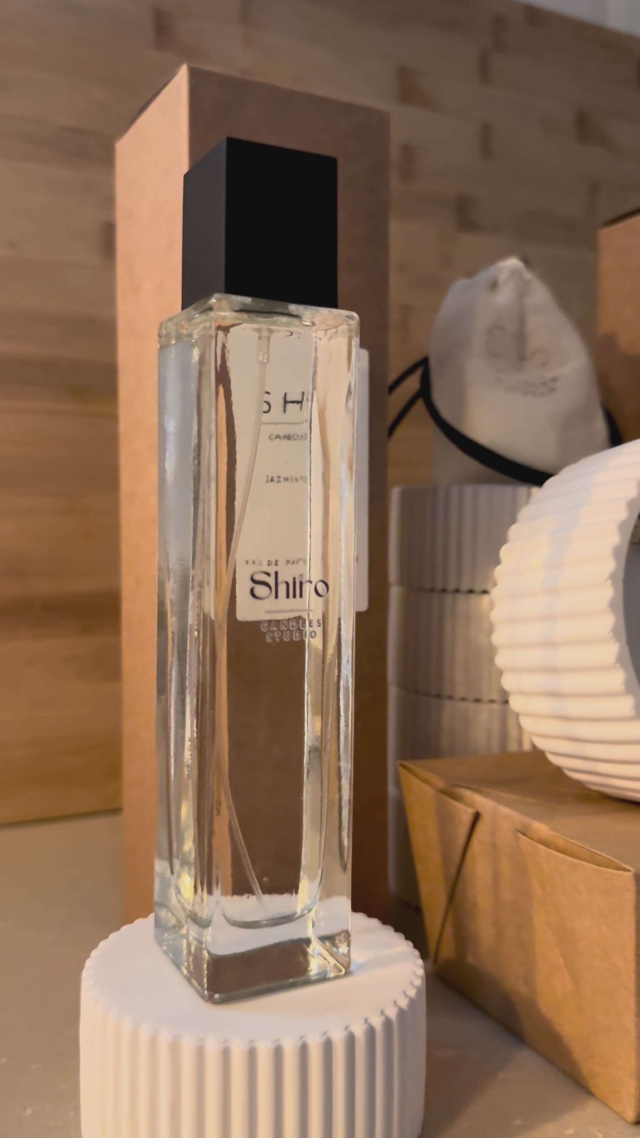 Vídeo del perfume de hogar Jazmín & Magnolia de Shiro Candles Studio, incluido en el pack Aroma Total para perfumar el hogar con un aroma floral elegante y envolvente.