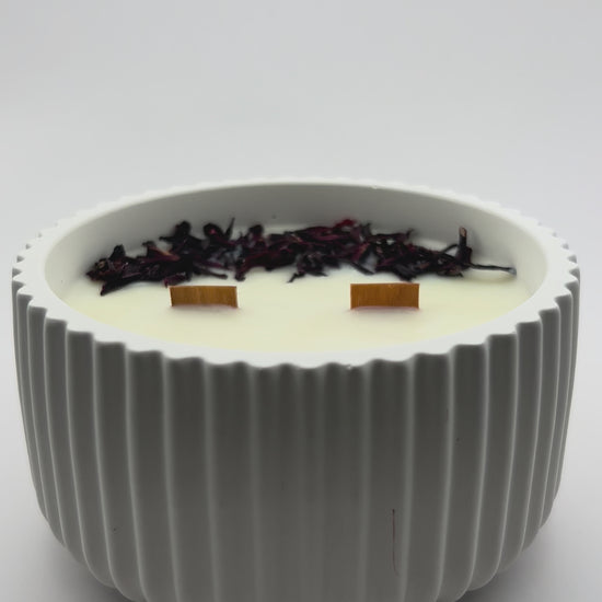 video de vela de soja aromatica de hibisco, loto y sándalo en cuenco blanco 
