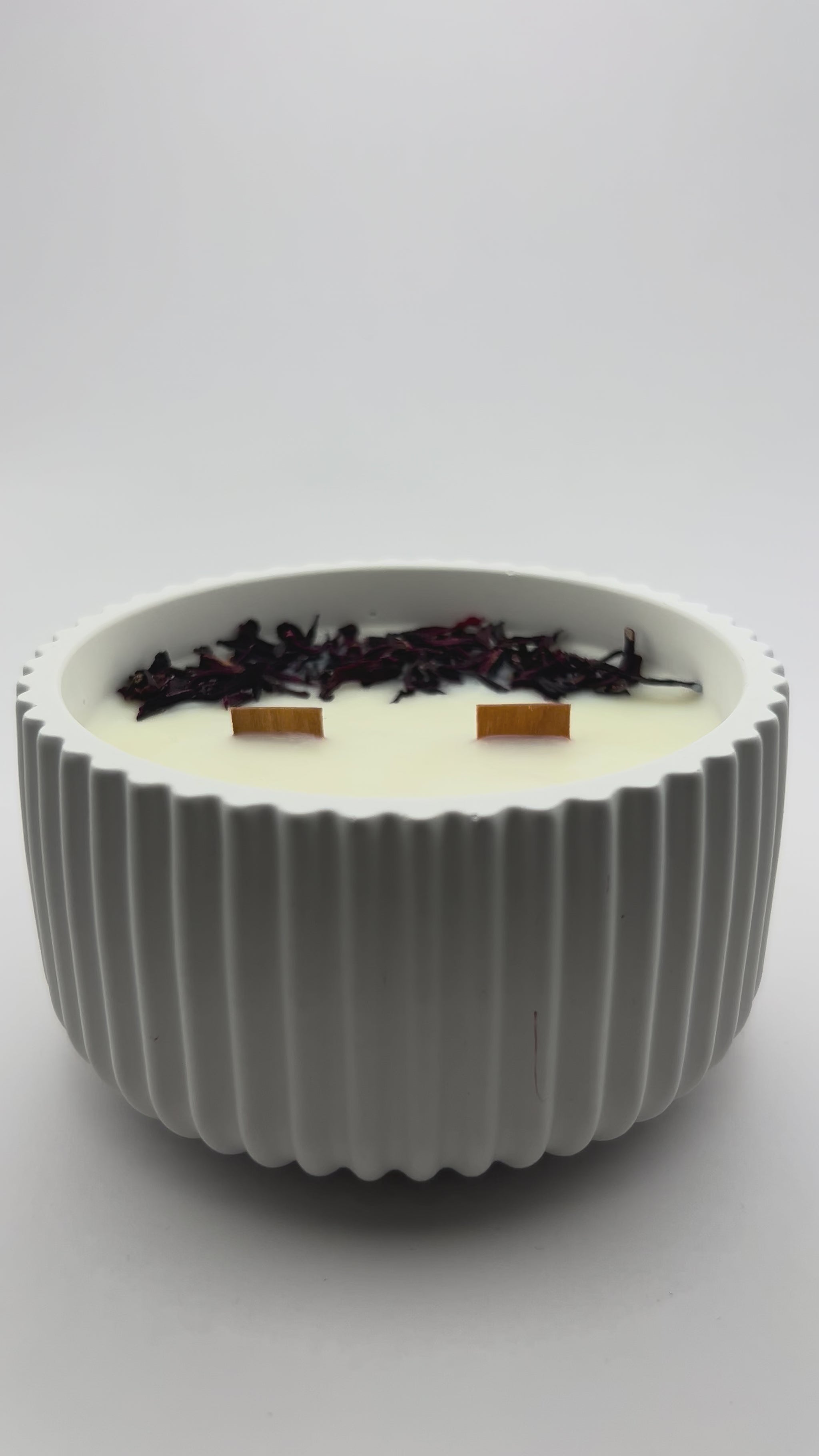 video de vela de soja aromatica de hibisco, loto y sándalo en cuenco blanco 