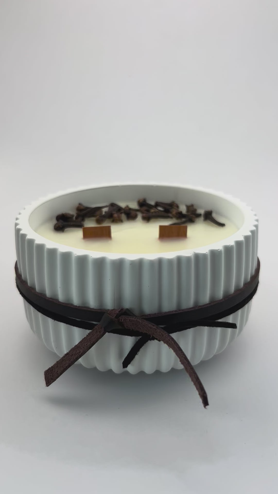 “Vela aromática artesanal de cera de soja con doble mecha de madera en escritorio de trabajo con ordenador portátil, decoración elegante ideal regalo masculino.