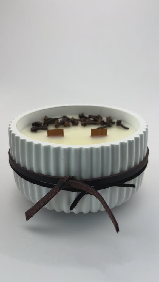 “Vela aromática artesanal de cera de soja con doble mecha de madera en escritorio de trabajo con ordenador portátil, decoración elegante ideal regalo masculino.