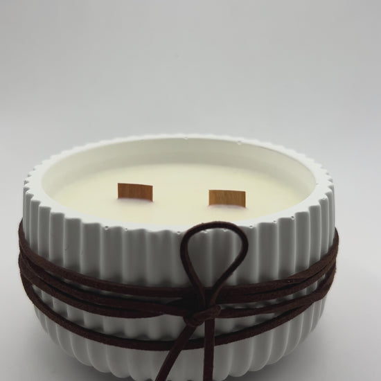 video de vela de cera de soja aromática de tobacco y roble decorada con cinta símil ante con doble mecha de madera.