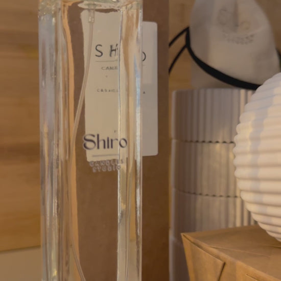 Vídeo de presentación del pack Aroma Total Caramelo & Vainilla de Shiro Candles Studio, con vela aromática de soja, mikado, perfume de hogar y ambientador para armarios y cajones.