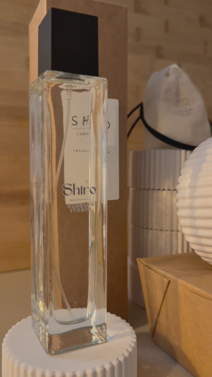 Vídeo de presentación del pack Aroma Total Caramelo & Vainilla de Shiro Candles Studio, con vela aromática de soja, mikado, perfume de hogar y ambientador para armarios y cajones.