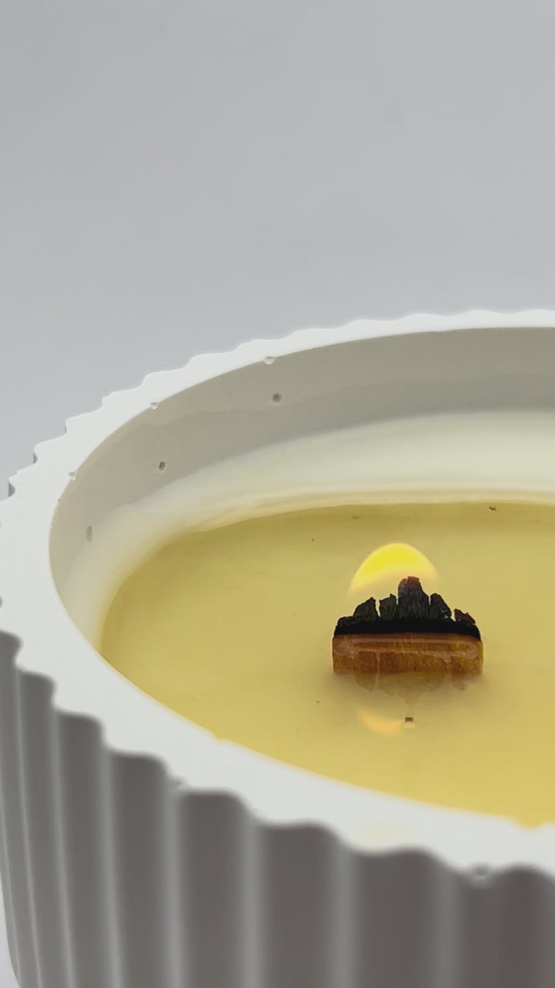 vela de soja aromatica de bombón de chocolate con mecha de madera crepitante
