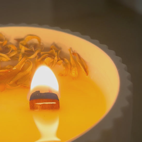 vela aromática de soja gardenia y flor de azahar con mecha de madera encendida llama crepitante y cera fundida