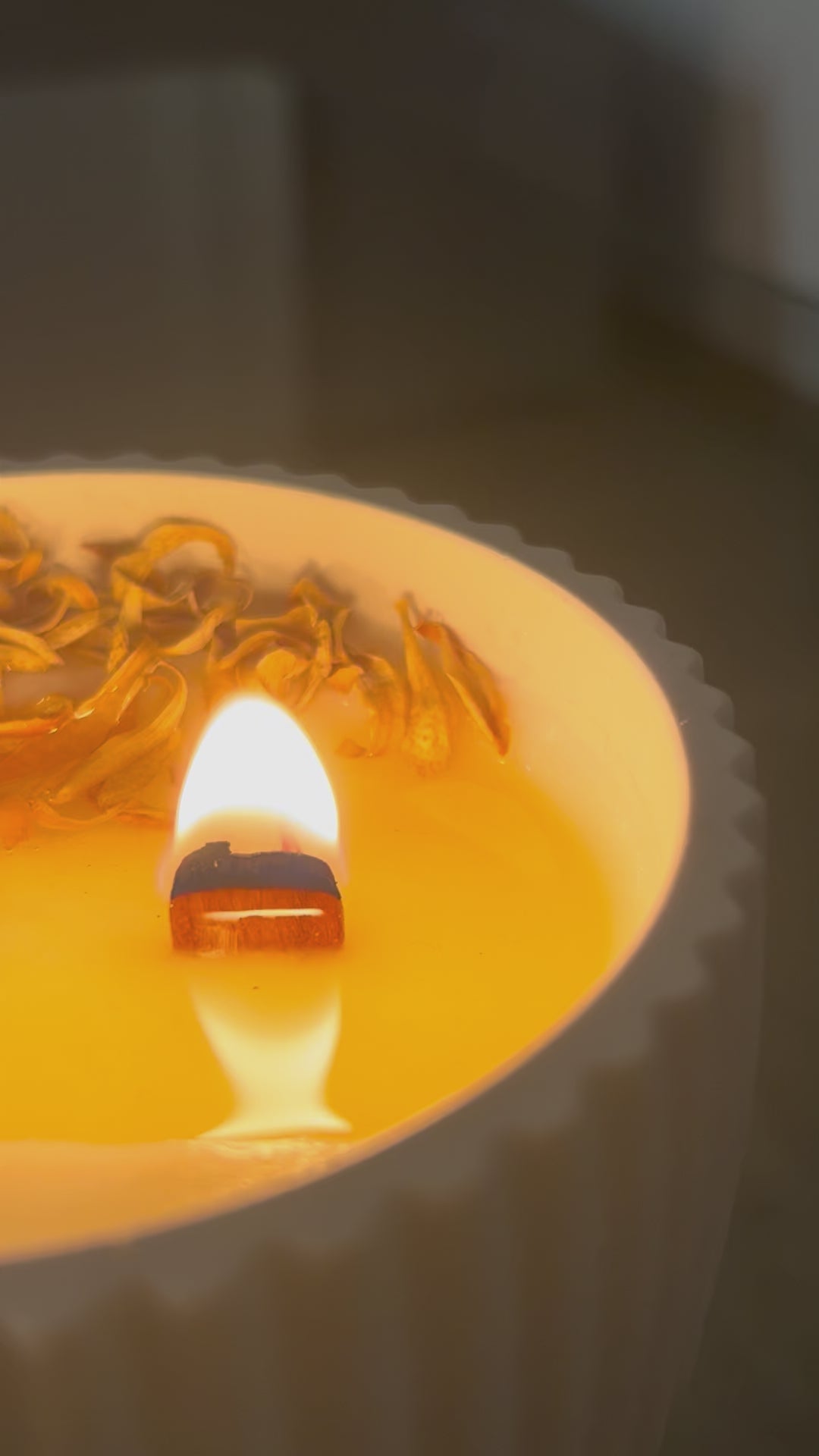 vela aromática de soja gardenia y flor de azahar con mecha de madera encendida llama crepitante y cera fundida